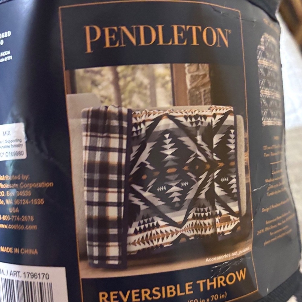 Pendleton Reversible Throw Blanket Unisex 50x70 Navy White New Geometric Plaid